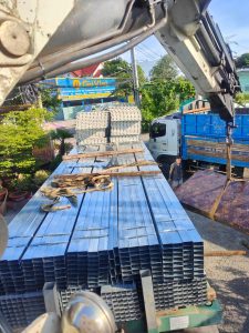 Vận chuyển thép hộp mạ kẽm và tôn lợp mái ra công trình