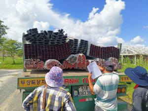 Vận chuyển xà gồ thép, thép hộp và thép chữ V mạ kẽm cho khách hàng