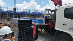 Vận chuyển thép hộp mạ kẽm ra công trình xây dựng