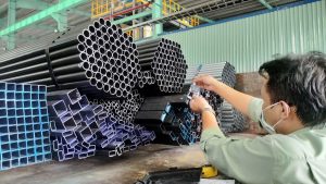 Nhân viên tiến hành kiểm tra số lượng sản phẩm trước khi vận chuyển ra công trình